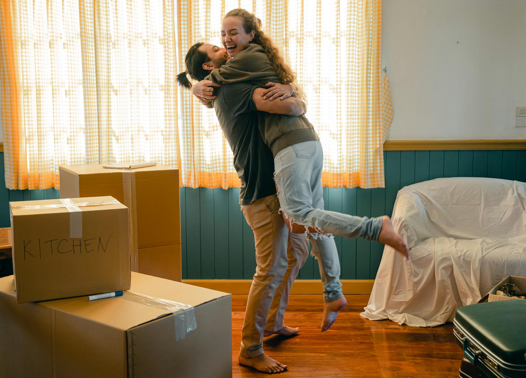Pareja contenta después de comprar su vivienda