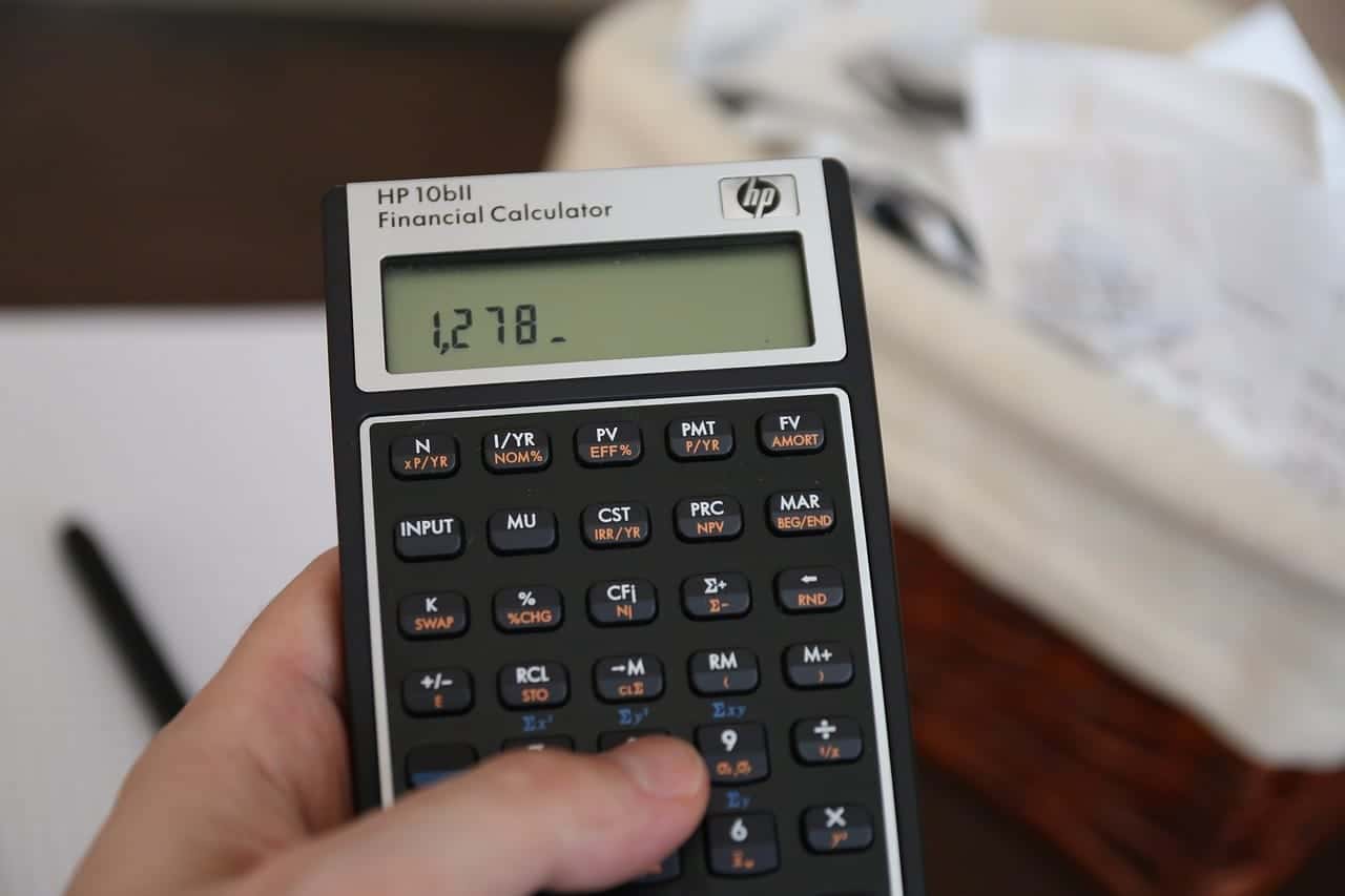 Calculadora y teclado en una mesa Calculando intereses