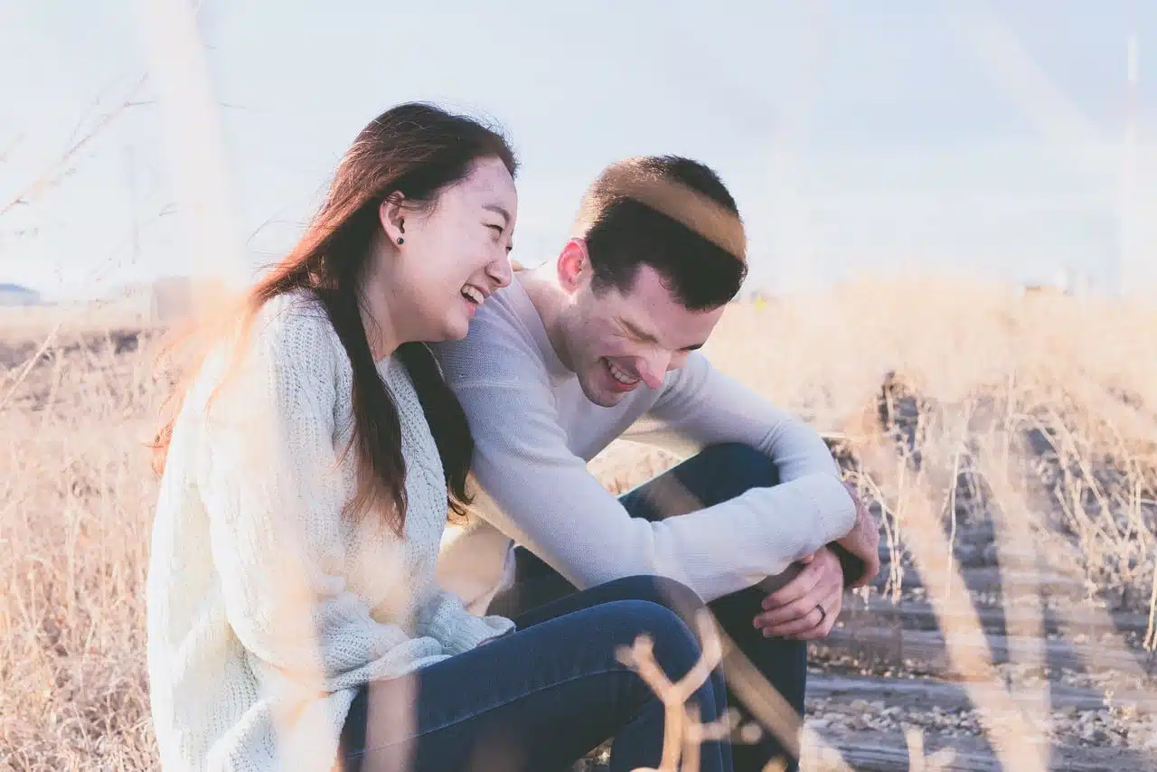 Pareja riendo